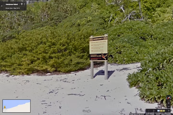 Hòn đảo này được mệnh danh là hòn đảo ô nhiễm nhất thế giới. Bề mặt những bãi cát chứa đầy chai nhựa, mảnh nhựa vỡ từ chai lọ, mũ bảo hiểm.