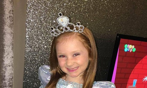 Sau khi nhận thấy nụ cười của con khác lạ, cha mẹ của bé gái 7 tuổi đã đưa con đến bệnh viện kiểm tra.