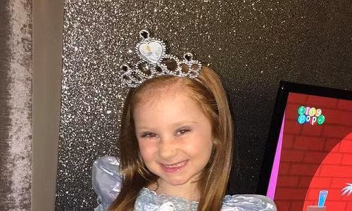 Sau khi nhận thấy nụ cười của con khác lạ, cha mẹ của bé gái 7 tuổi đã đưa con đến bệnh viện kiểm tra.