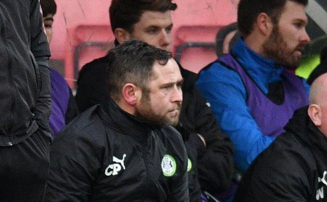 Hình ảnh độc lạ khiến bạn phải nhìn đi nhìn lại mà vẫn cảm thấy không chắc chắn. Không phải khuôn mặt người đàn ông biến dạng mà thực chất đây là hình ảnh gương mặt của hai người đàn ông ngồi cạnh nhau trên một băng ghế.