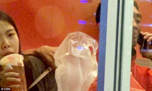 Dao kề cổ nhưng cô gái vẫn thản nhiên uống và ăn.