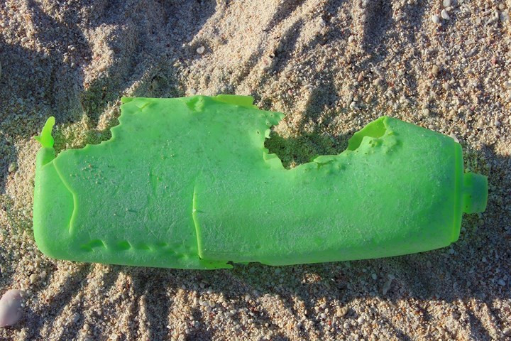 Trung bình mỗi ngày, khoảng 3.750 miếng rác trôi dạt vào bờ biển phía bắc hòn đảo.