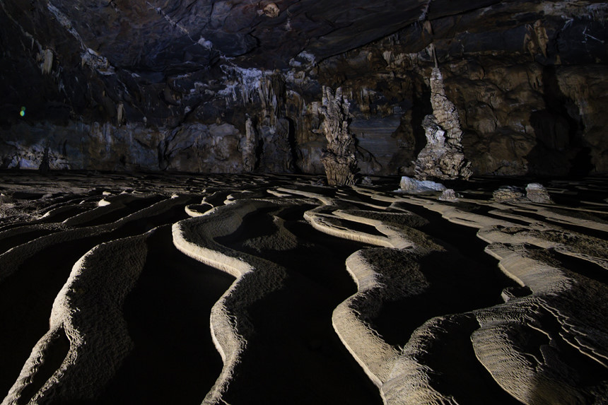 Vô số những thạch nhũ, hốc đá muôn hình vạn trạng.