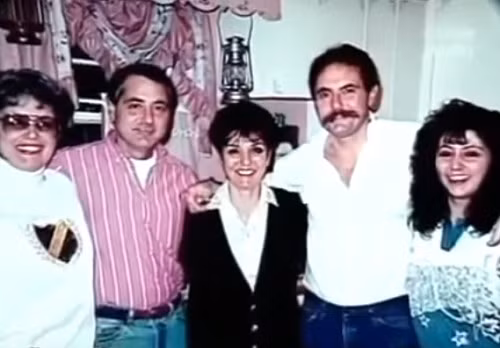 Josie (đứng giữa) đứng trước nguy cơ bị mù hoàn toàn cả hai mắt (Ảnh: Internet)