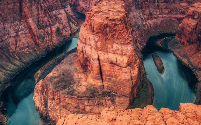 Horseshoe Bend tại thị trấn Page, tiểu bang Arizona hùng vĩ, uốn lượn tạo thành một hình móng ngựa quanh sông Colorado.