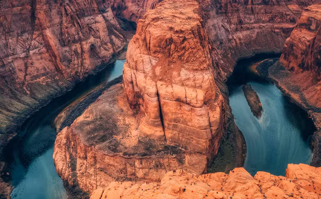 Horseshoe Bend tại thị trấn Page, tiểu bang Arizona hùng vĩ, uốn lượn tạo thành một hình móng ngựa quanh sông Colorado.
