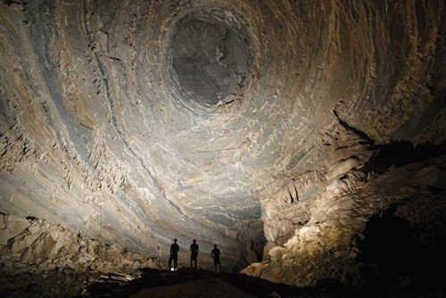 Những vòm hang cao vút, lòng hang động biến đổi khôn lường, chỗ rộng hàng trăm mét và hiền hòa như cái bể bơi khổng lồ, chỗ thì xiết hẹp lại và đầy đá tảng nhấp nhô trơn tuột.