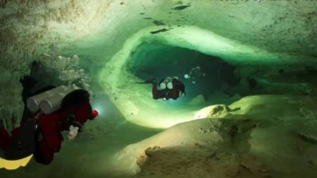 Các nhà nghiên cứu đã mất khoảng 10 tháng lặn và len lỏi qua các khe hẹp trong hang động Sac Actun.