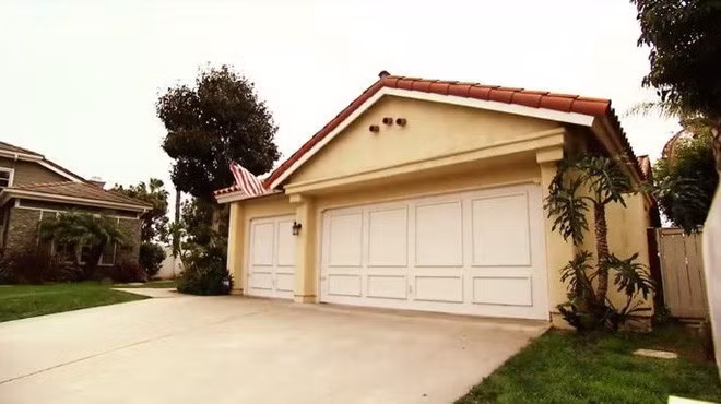 Một buổi chiều tháng 2/2012, một người hàng xóm, Paul Abel, xuất hiện trước cửa nhà của Jerry và Janice với vẻ mặt không mấy vui vẻ. Ông sang để làm rõ về việc vì sao vợ mình, Tanya, lại nhận được thiệp Valentine từ Jerry. Bất ngờ và hoang mang, Jerry phải rối rít giải thích rằng anh còn chưa từng gặp gỡ hay nói chuyện với Tanya thì làm sao có chuyện gửi thiệp mùi mẫn trong ngày lễ tình nhân được? Hóa ra không chỉ có Tanya mới nhận được thiệp ký tên Jerry vào hôm đó. Ít nhất là 8 bà vợ tại Carmel Valley đã nhận được tấm thiệp tương tự như vậy. Cuối cùng Jerry phải đi đến từng nhà một để xin lỗi và giải thích, tránh sự hiểu lầm không đáng có.