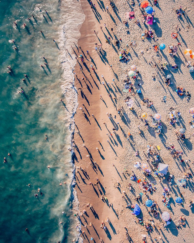 Khung cảnh đẹp tuyệt mỹ nhìn xuống một bãi biển.