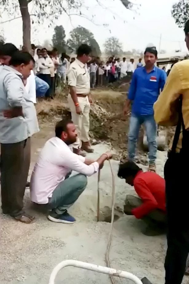 Đội cứu hộ đào một cái hố song song với giếng.