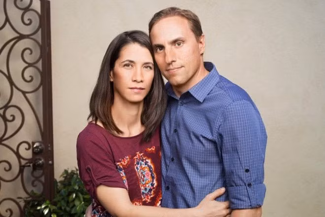 Tuy nhiên, một tháng sau khi gia đình sống tại đây, họ bất ngờ nhận được một lá thư trước cửa nhà với lời đề nghị bán căn nhà giá 100.000 USD, mở màn cho hàng loạt sự việc quấy rối với mức độ ngày càng gia tăng. Những ngày tiếp theo, Jerry và Janice càng thấy lo lắng hơn khi phát hiện căn nhà của họ đang được rao bán trên một trang mua bán bất động sản có tiếng. Nghĩ chắc có người muốn trêu đùa, vợ chồng họ chọn cách làm lơ nhưng chỉ khiến cho mọi việc càng tệ hại thêm nữa.