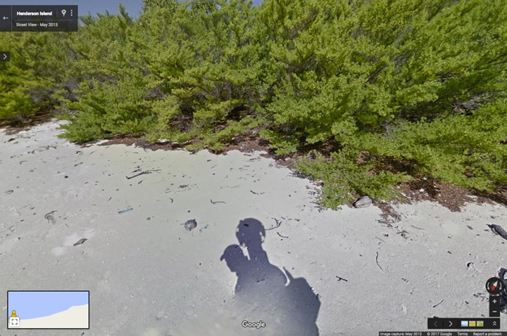 Hòn đảo nằm cách phần đất liền gần nhất cách quần đảo 5.000 km.