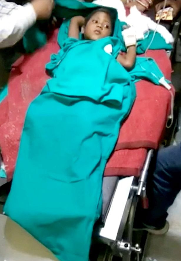 Bé trai hiện đang được chăm sóc tại bệnh viện.