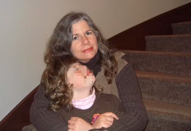 Jerry quyết định phải tăng cường đề phòng cho các thành viên trong gia đình, một mặt anh báo cảnh sát, mặt khác anh tiến hành lắp đặt camera khắp nơi xung quanh nhà. Anh lo lắng cho sự an toàn của vợ con đến mất ăn mất ngủ vì không biết kẻ quấy rối sẽ làm gì tiếp theo, liệu hắn sẽ gây tổn thương đến gia đình anh như thế nào nữa đây. Trước sự ám ảnh về việc có người muốn hại mình, Janice đã đăng ký học một lớp võ tự vệ, thậm chí cô còn lên sẵn kế hoạch tẩu thoát trong trường hợp khẩn cấp xảy ra. Có vẻ như mức độ bệnh hoạn và biến thái của tên quấy rồi ngày một tăng cao khi gia đình Jerry phát hiện ra tên tuổi, hình ảnh của Janice được đăng lên mạng với lời mời chào đàn ông đến nhà để giúp cô thỏa mãn nhu cầu tình dục. Cuộc điều tra của cảnh sát phải kéo dài đến mấy tháng trời, cuối cùng họ mới truy ra được tung tích của tên hung thủ. Đó là người phụ nữ tên Kathy Rowe, 53 tuổi - người từng được vinh danh là “Người mẹ của năm” tại San Diego năm 2006.