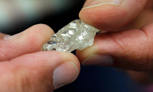 Viên kim cương đặc biệt chứa CaSiO3 được sinh ra ở độ sâu tới 700km, được tìm thấy ở dưới lòng đất tại mỏ kim cương Cullinan của Nam Phi.