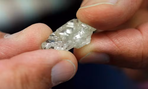 Viên kim cương đặc biệt chứa CaSiO3 được sinh ra ở độ sâu tới 700km, được tìm thấy ở dưới lòng đất tại mỏ kim cương Cullinan của Nam Phi.