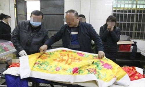 Người đàn ông tên Huang đã trải qua những phút cuối đời ở nhà xác. Ảnh: ThePaper.cn