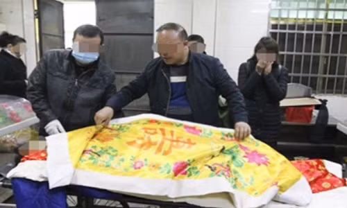 Người đàn ông tên Huang đã trải qua những phút cuối đời ở nhà xác. Ảnh: ThePaper.cn