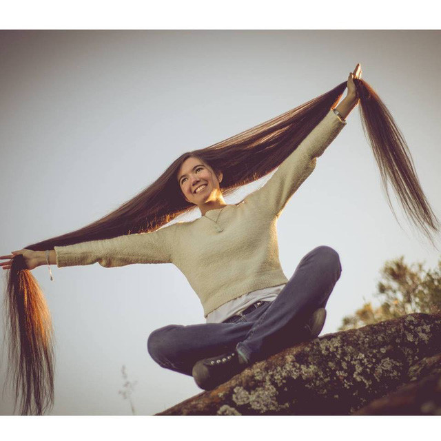 Abril Lorenzatti, 17 tuổi, mái tóc dài 1,52 mét.