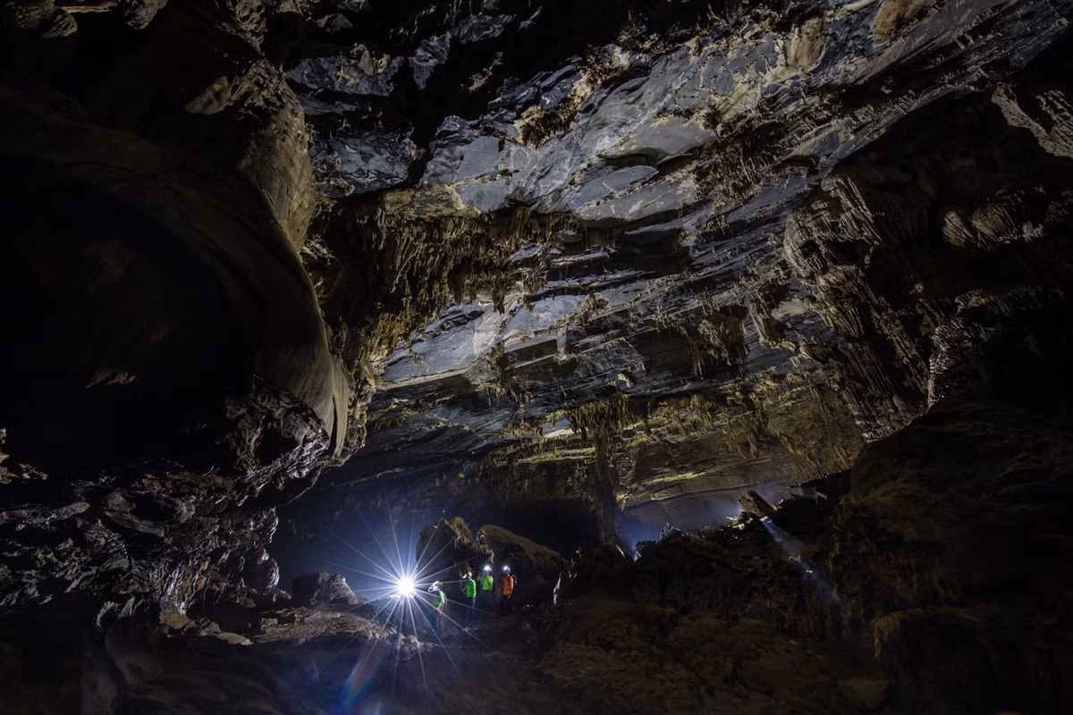 Bên trong Hang Tiên 2, với vòm chính của hang dài hơn 400 m và cao khoảng 30 m. Nơi đây được gọi là "Thiên đường vô danh" với chiều dài 2.519 m, nơi sâu nhất 94 m so với mặt đất.