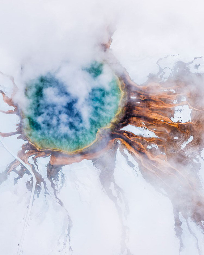 Những dòng nước nóng từ hồ Prismatics Spring trong Vườn quốc gia Yellowstone.