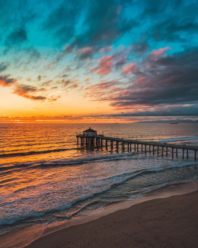 Bãi biển Manhattan, California vào lúc hoàng hôn.