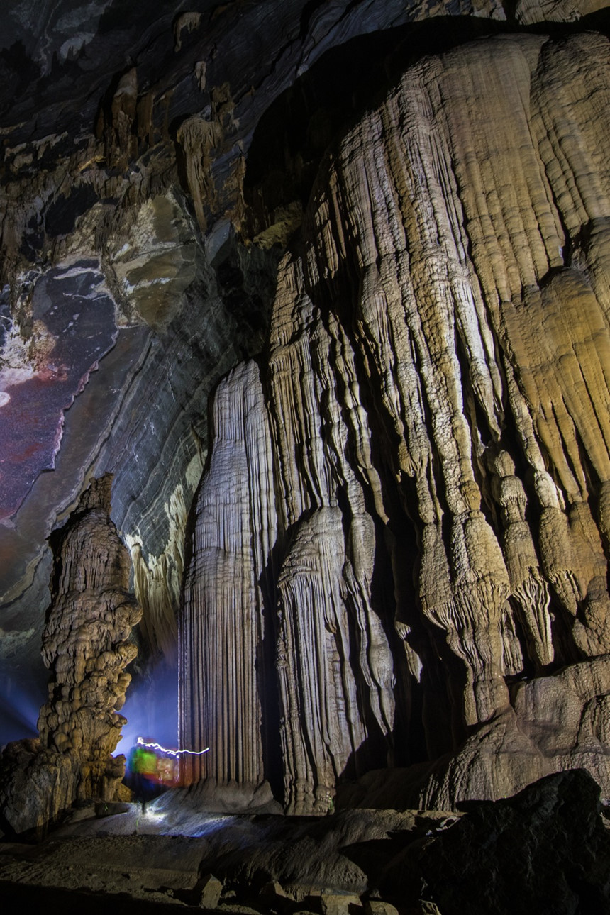 Các nhũ đá và măng đá khổng lồ và ngoạn mục. Hang động Tú Làn mang vẻ đẹp ngỡ ngàng khiến bạn không thể rời mắt.