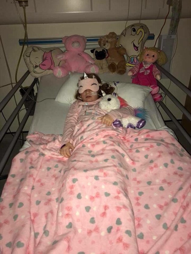 Cô bé đã trải qua một cuộc phẫu thuật kéo dài 12 tiếng đồng hồ.