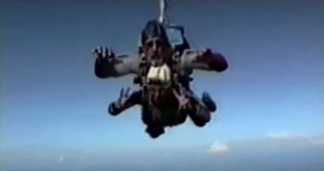 Giây phút tiếng nổ lớn vang lên trong đầu, Josie cảm nhận một cơn đau thấu trời ở mắt (Ảnh: Internet)