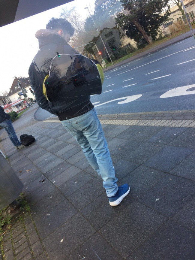 Hiệu ứng kính khiến người ta cảm tưởng anh chàng là người dễ dàng xuyên qua.