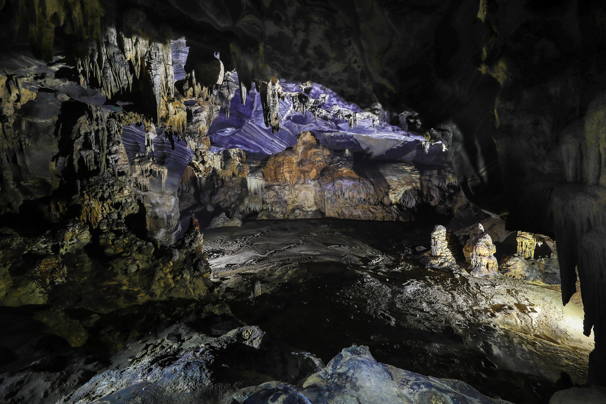 Những vòm hang cao vút và lòng hang thì biến đổi khôn lường.