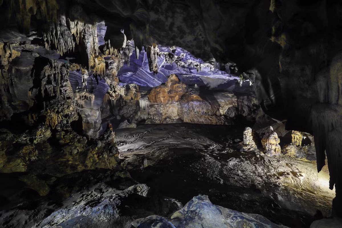 Những vòm hang cao vút và lòng hang thì biến đổi khôn lường.