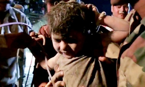 Bé trai được giải cứu sau 2 ngày dưới giếng sâu.