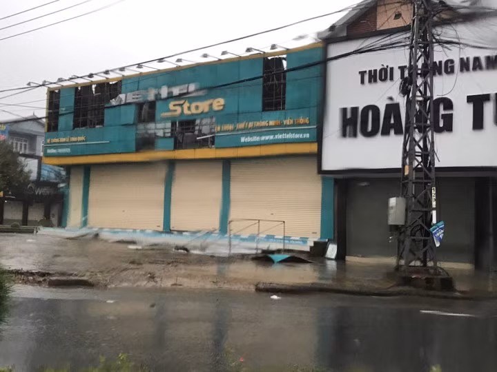 Gió bão khiến bảng hiệu cửa hàng Viettel tan tành.
