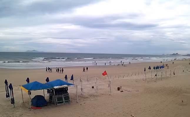 Trời Đà Nẵng cả sáng nay sầm sì, có mưa, biển động, tuy nhiên không ít người vẫn ra chơi biển bất chấp nguy hiểm có thể xảy ra khi bão về. Nguồn: camera.0511