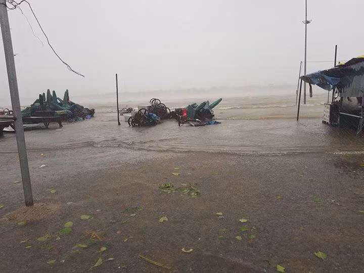 Quang cảnh chợ Đồng Hới tan tác sáng nay.