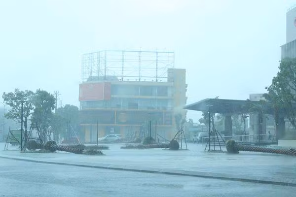 Trung tâm TP Hà Tĩnh mưa nặng hạt, cây đổ ngổn ngang. Nguồn ảnh: Báo Khám Phá