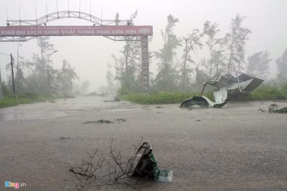 Ông Hồ Thanh Đức, cán bộ UBND thị xã Cửa Lò cho biết nhiều tuyến đường bị ngập, mái tôn bay vèo vèo khắp nơi, thậm chí mắc cả vào dây điện trên cao. Ảnh: Phạm Hòa.