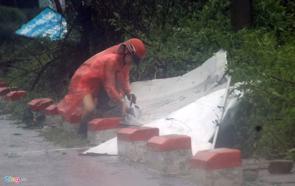 Khu vực bãi biển Cửa Tùng, Quảng Trị gió giật rất mạnh lúc 10h. Ảnh: Điền Quang.