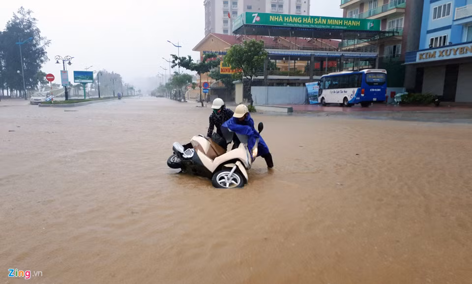 Người đi xe máy loay hoay trong làn nước ngập. Ảnh: Nguyễn Dương.