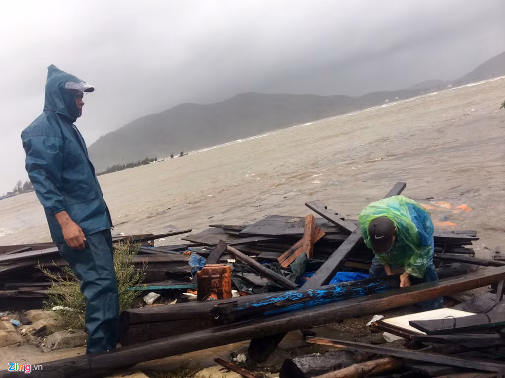 Tại Hà Tĩnh, gió kèm mưa lớn đã khiến nhiều tàu bè bị hư hại. Ảnh: Phạm Trường.