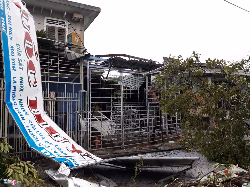 Trong khi đó tại Thừa Thiên - Huế, hậu quả của trận lốc xoáy tại phường Thủy Dương, thị xã Hương Thủy, TP Huế vẫn còn rất nặng nề. Ảnh: Điền Bá Quang.