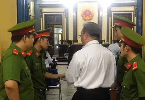 Những cá nhân, đơn vị có nghĩa vụ, quyền lợi liên quan được triệu tập đến tòa chiều ngày 8/1.