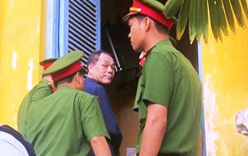 Bị cáo Trầm Bê, nguyên Phó chủ tịch HĐQT kiêm Chủ tịch Hội đồng tín dụng Sacombank) dõi mắt tìm người thân trước khi bước vào phiên tòa.