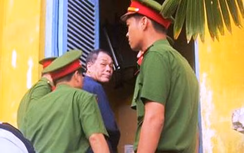 Bị cáo Trầm Bê, nguyên Phó chủ tịch HĐQT kiêm Chủ tịch Hội đồng tín dụng Sacombank) dõi mắt tìm người thân trước khi bước vào phiên tòa.