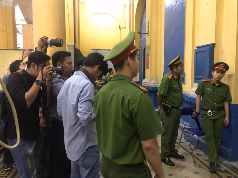 Rất đông PV báo, đài chỉ được tác nghiệp bên ngoài phòng xử án qua màn hình trực tiếp.