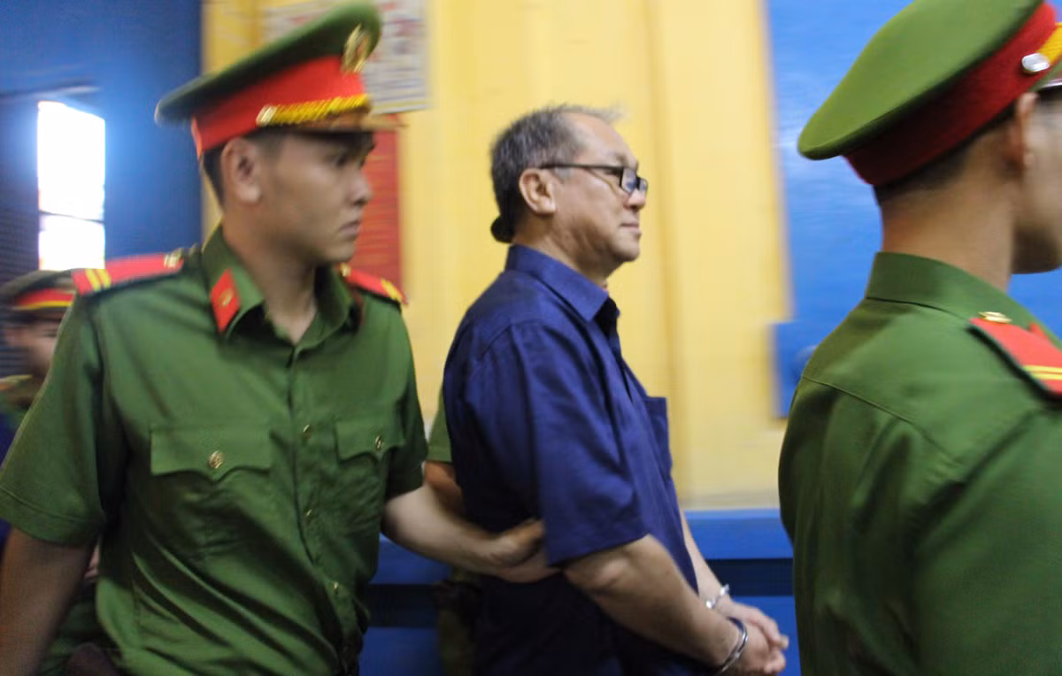 Theo cáo trạng thì ông Danh và đồng phạm bị cáo buộc thực hiện nhiều hành vi sai phạm gây thất thoát hơn 6.126 tỷ đồng trong quá trình điều hành VNCB (2013-2014).