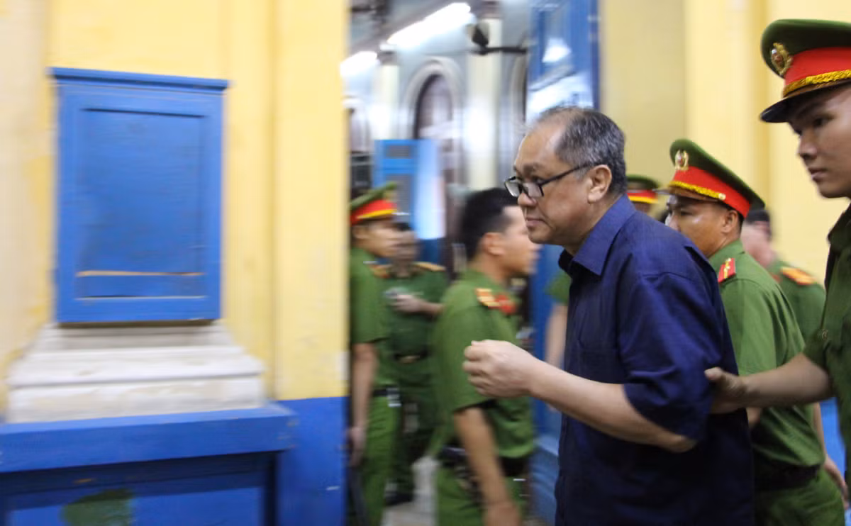 Tuy nhiên, ngay trong phần thẩm tra lý lịch các bị cáo, Phạm Công Danh đã bị choáng và phải đưa ra ngoài chăm sóc sức khỏe.