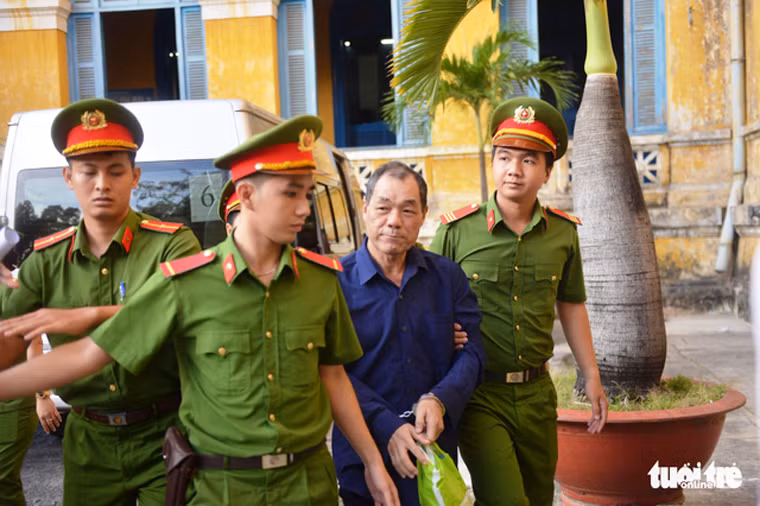 Khoảng 6h45, bị cáo Trầm Bê được dẫn giải đến tòa. Ảnh Duyên Phan/TTO. 